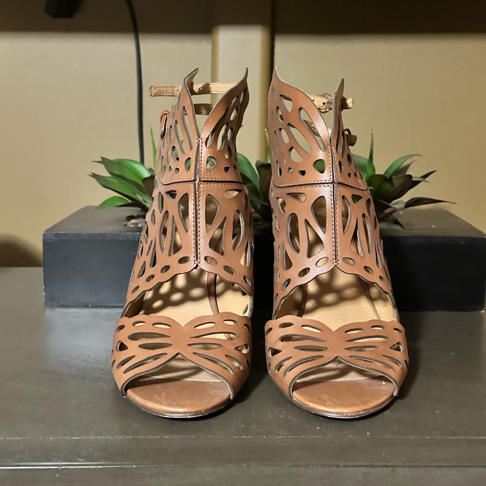 Nine West Elegant Tan Cutout Heels - Picture 2 of 4
